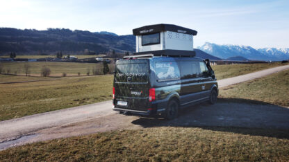 Aufstelldach Loft by CargoClips: aufgestellt, im Grünen von hinten