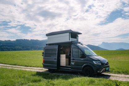 Camping Van mit Premium Aufstelldach LOFT in der Natur