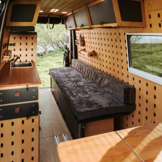 Doppelbett Modul im Camping Van eingeklappt