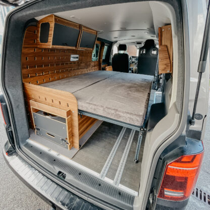 Solist Sofa & Doppelbettmodul als Doppelbett im Camping Van