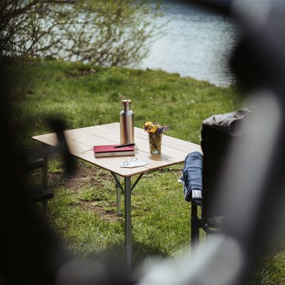 2 Campingstühle mit Tisch am See